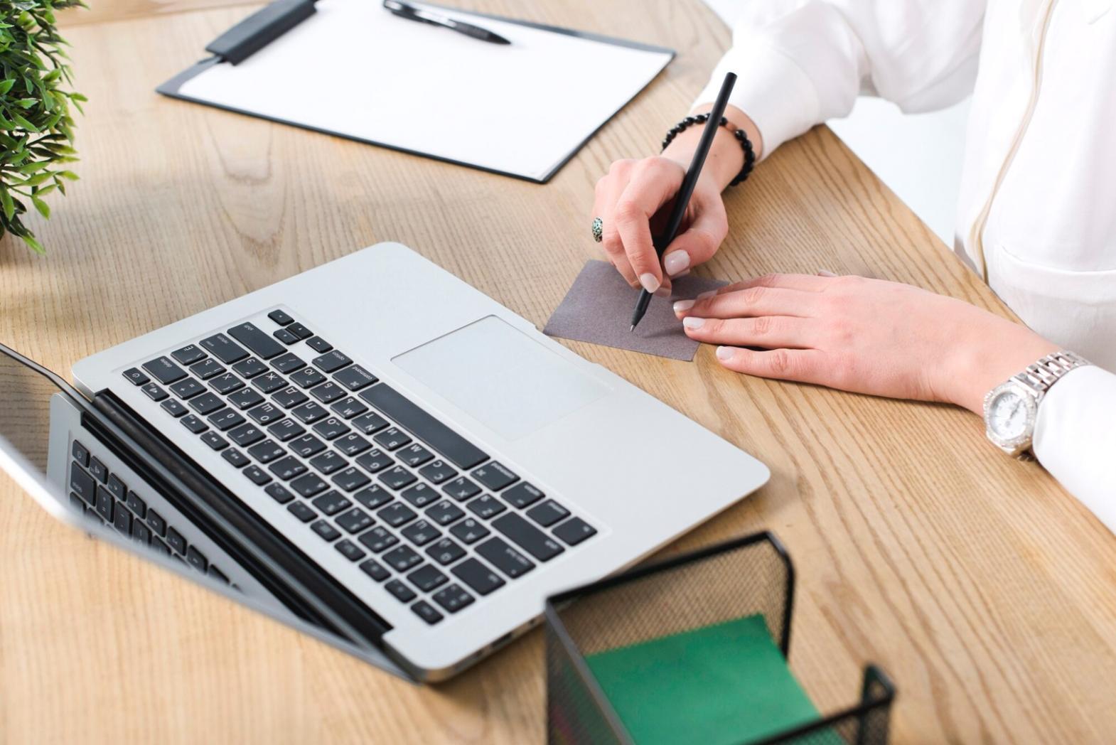 Groupe de professionnels collaborant sur des analyses financières